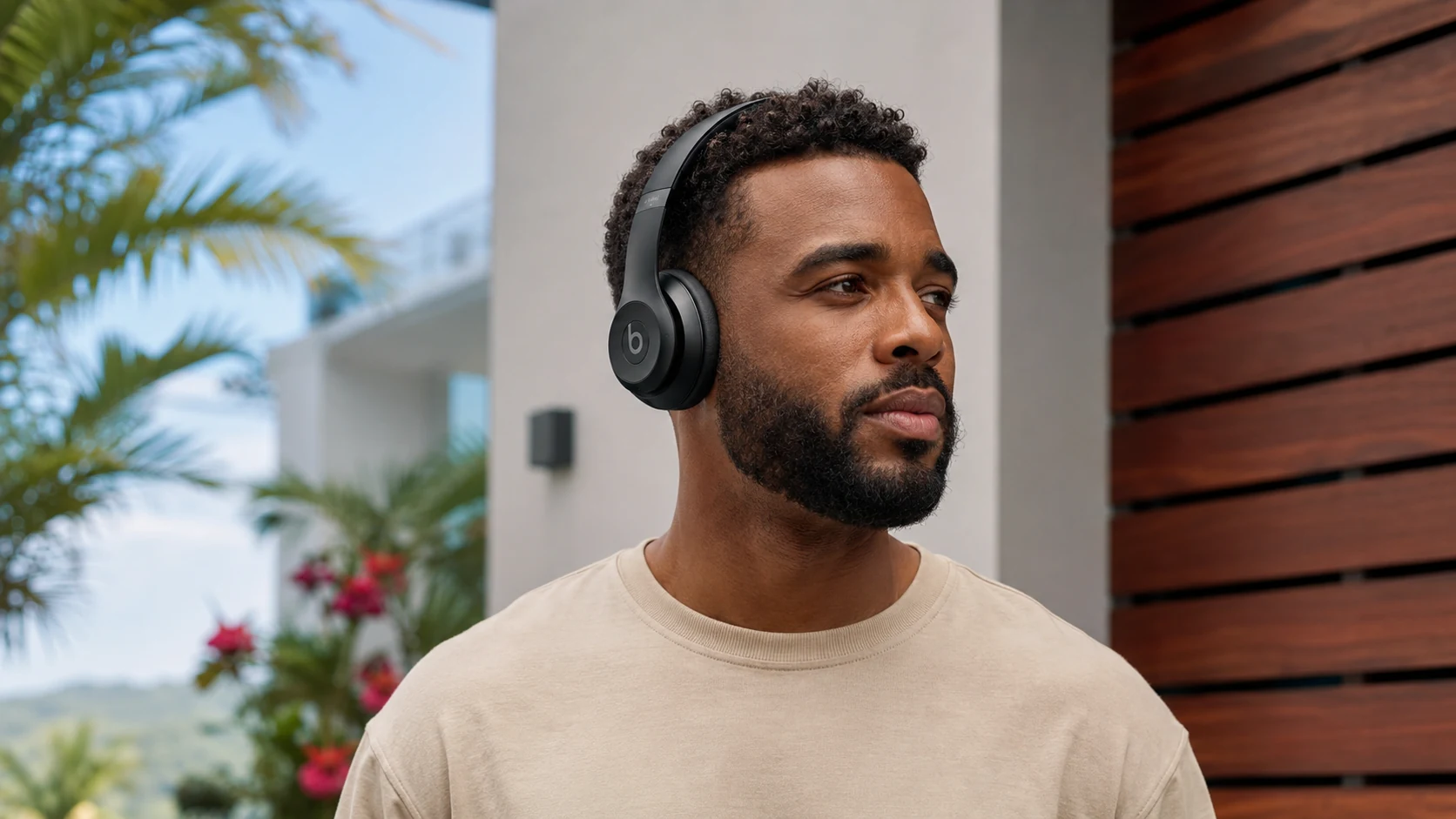 Casque Beats Solo 3 Noir porté en extérieur en Martinique